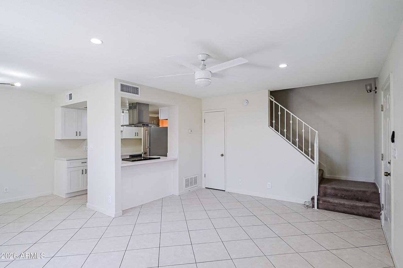 1237 E Lawrence Ln - Photo 3 of 30