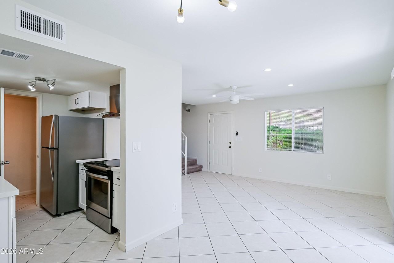 1237 E Lawrence Ln - Photo 4 of 30