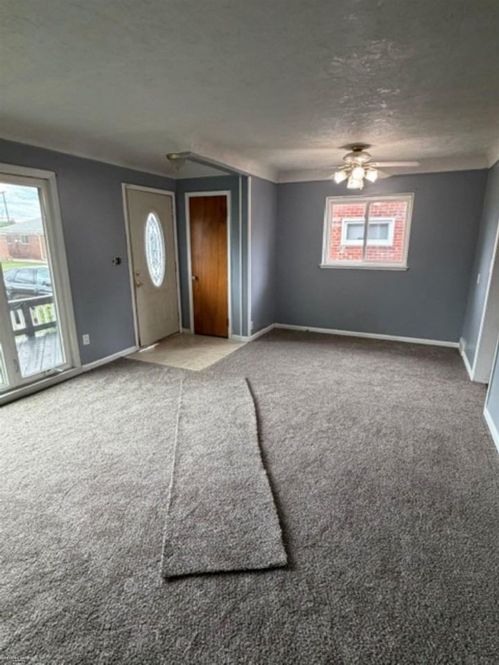 26125 Huntington St - Photo 3 of 8