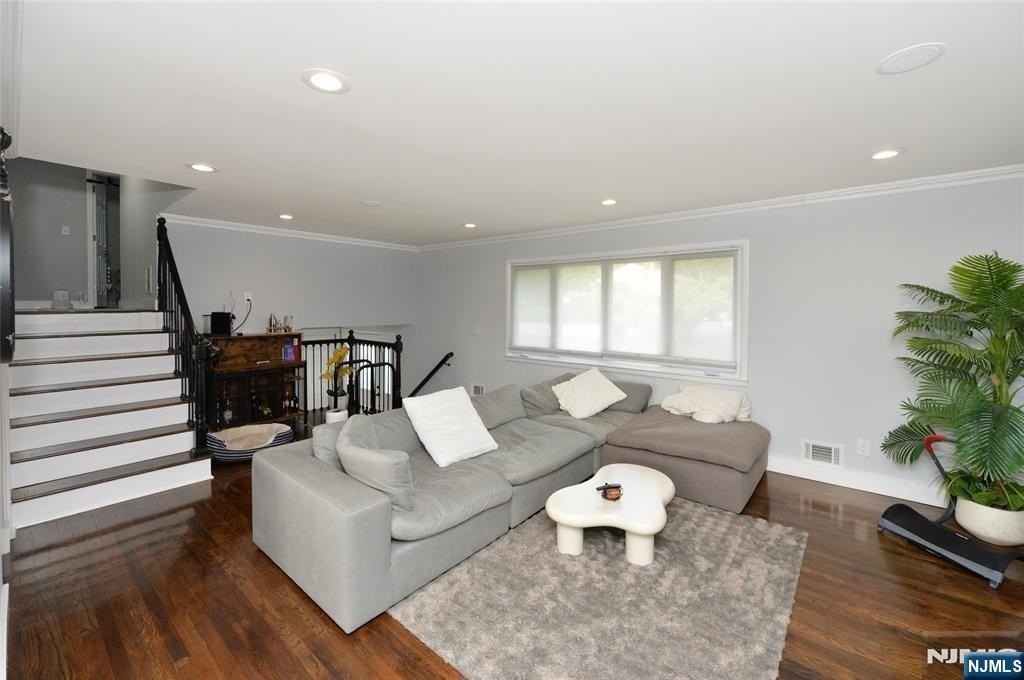 154 Middlesex Ave - Photo 2 of 32