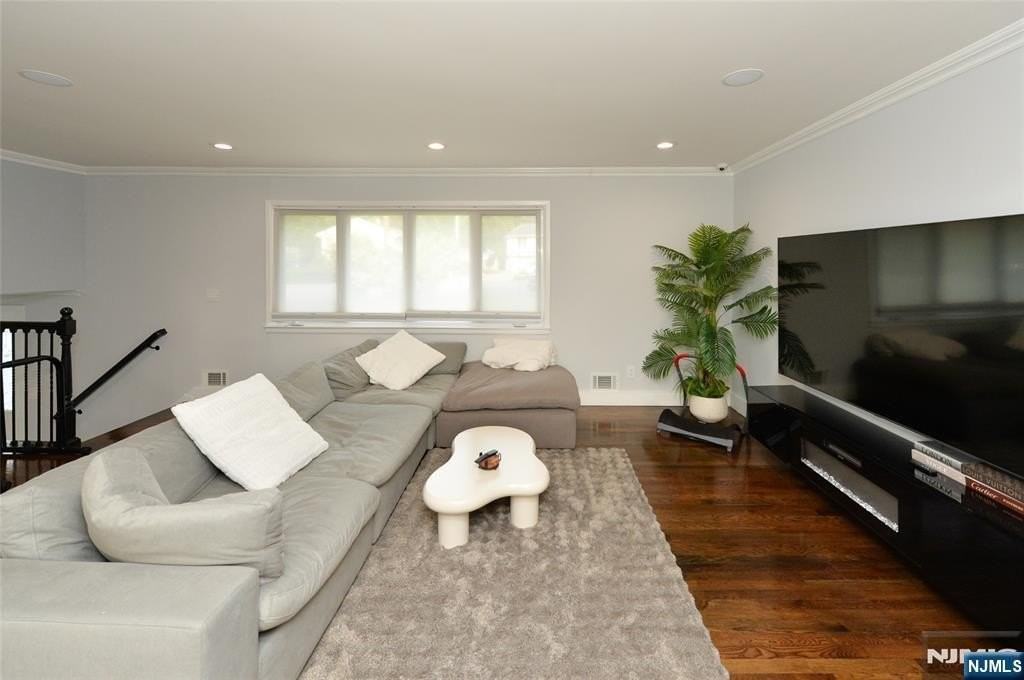154 Middlesex Ave - Photo 3 of 32