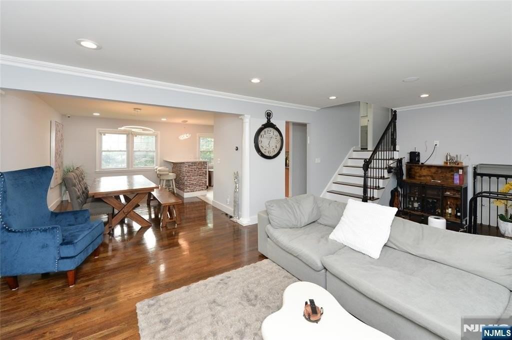 154 Middlesex Ave - Photo 4 of 32