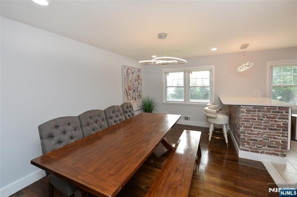 154 Middlesex Ave - Photo 5 of 32