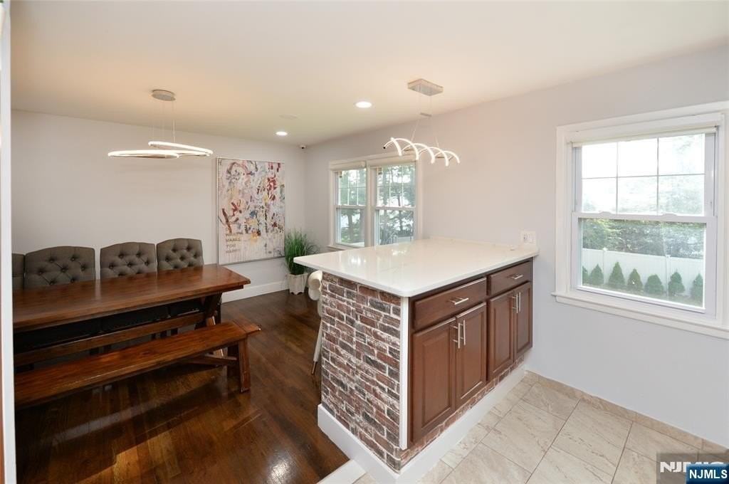 154 Middlesex Ave - Photo 6 of 32
