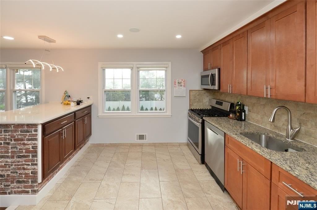154 Middlesex Ave - Photo 7 of 32