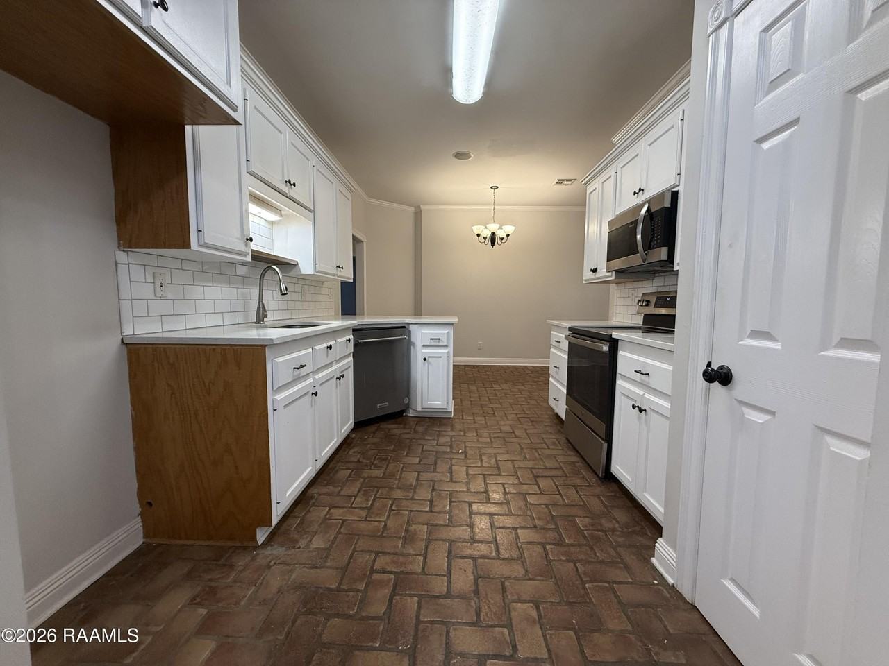 133 Woodstock Dr - Photo 4 of 18