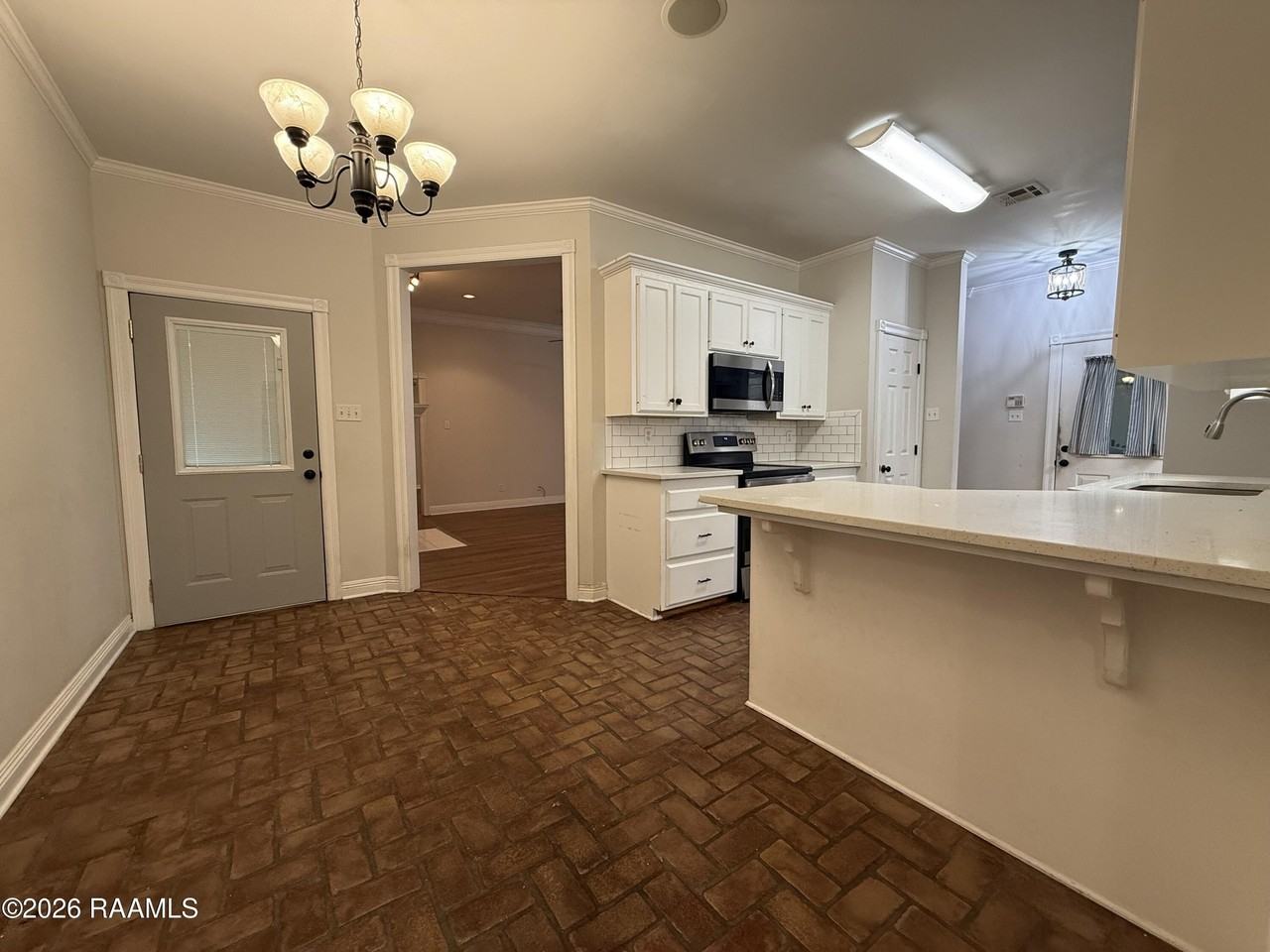 133 Woodstock Dr - Photo 3 of 18