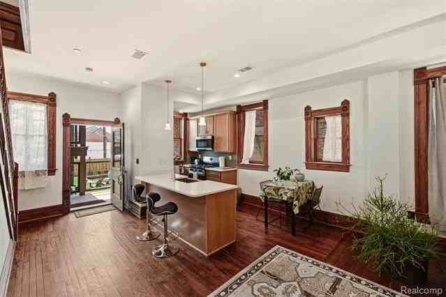 701 W Canfield St #04 - Photo 3 of 35