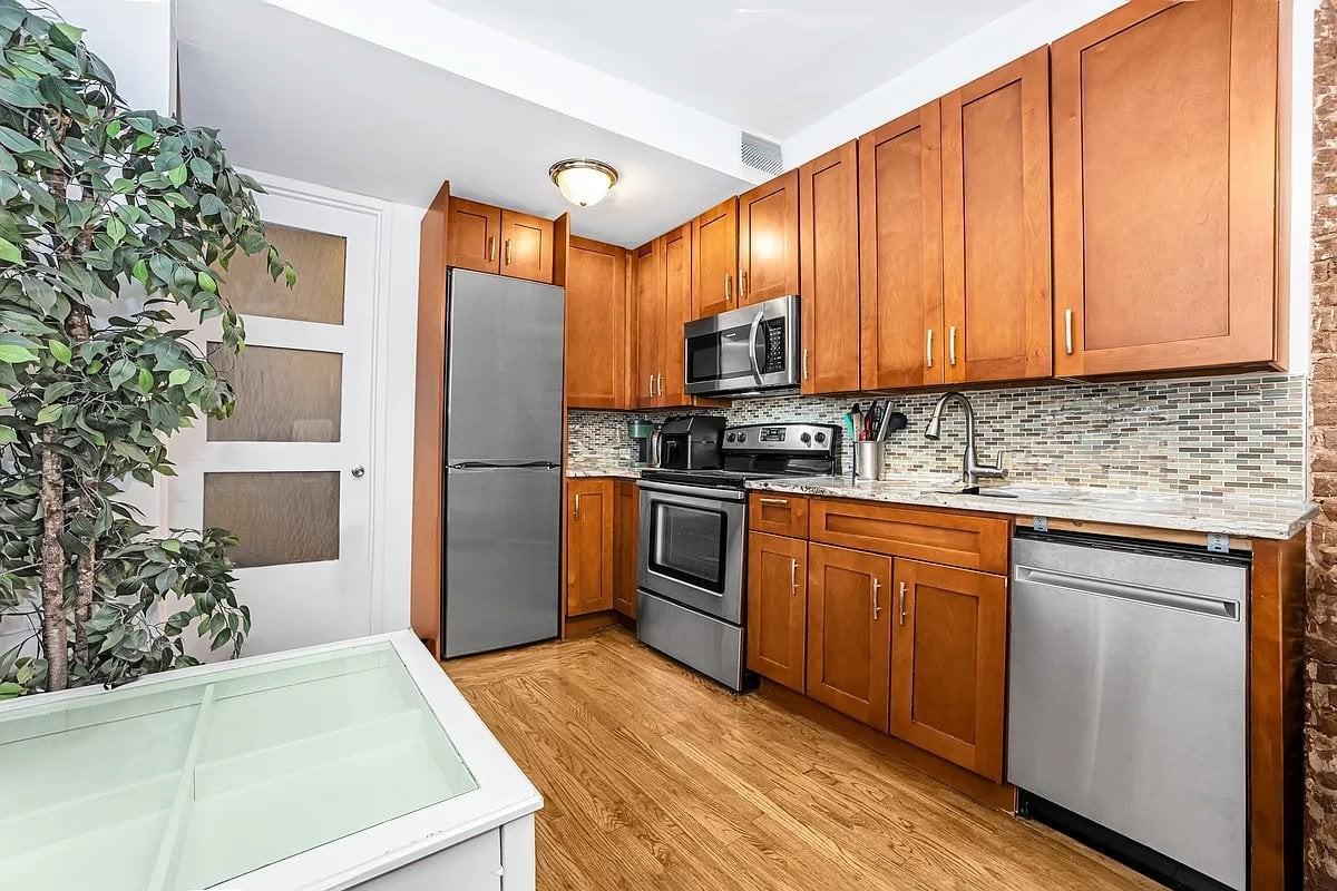 129 W 56th St #3F - Photo 4 of 6