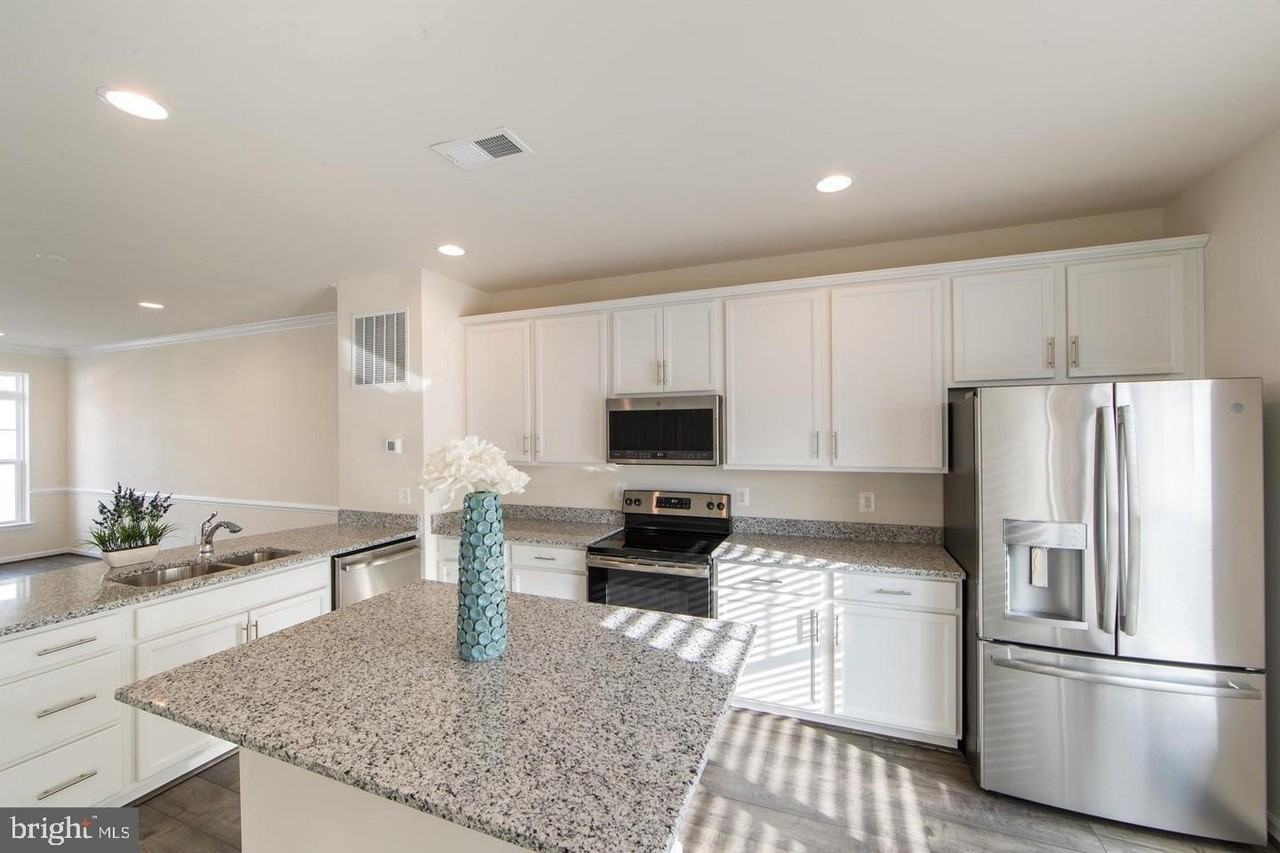 206 Apsley Ter - Photo 4 of 17