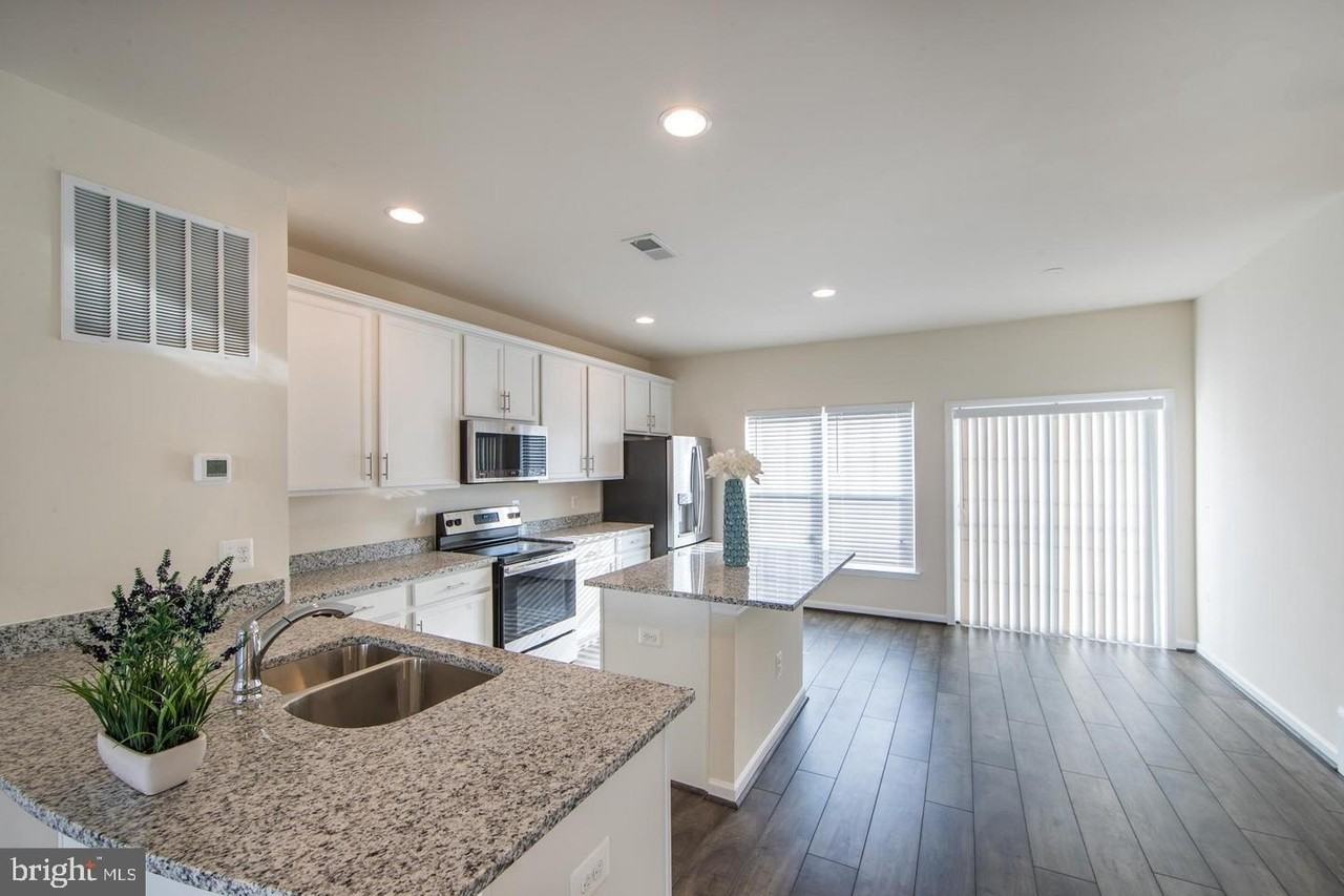 206 Apsley Ter - Photo 5 of 17