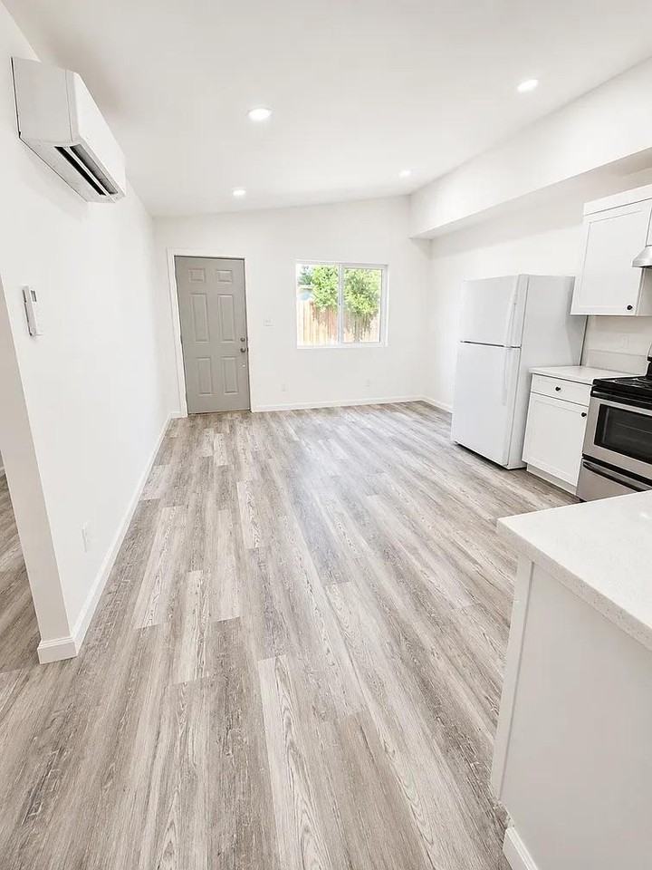 224 W G St - Photo 4 of 7