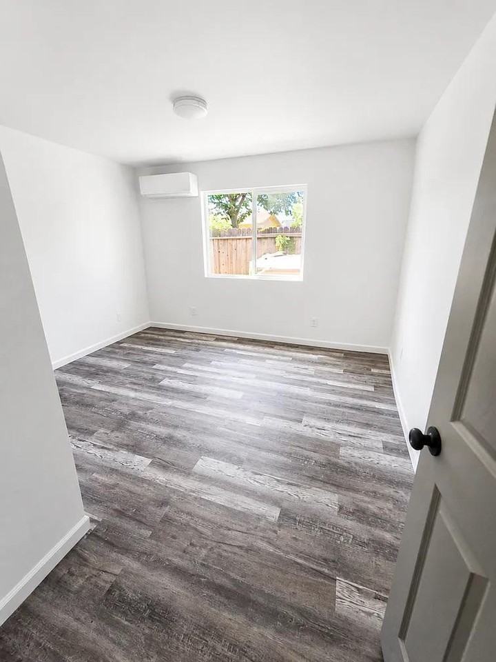 224 W G St - Photo 5 of 7