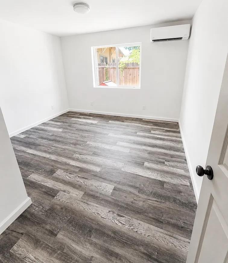 224 W G St - Photo 6 of 7