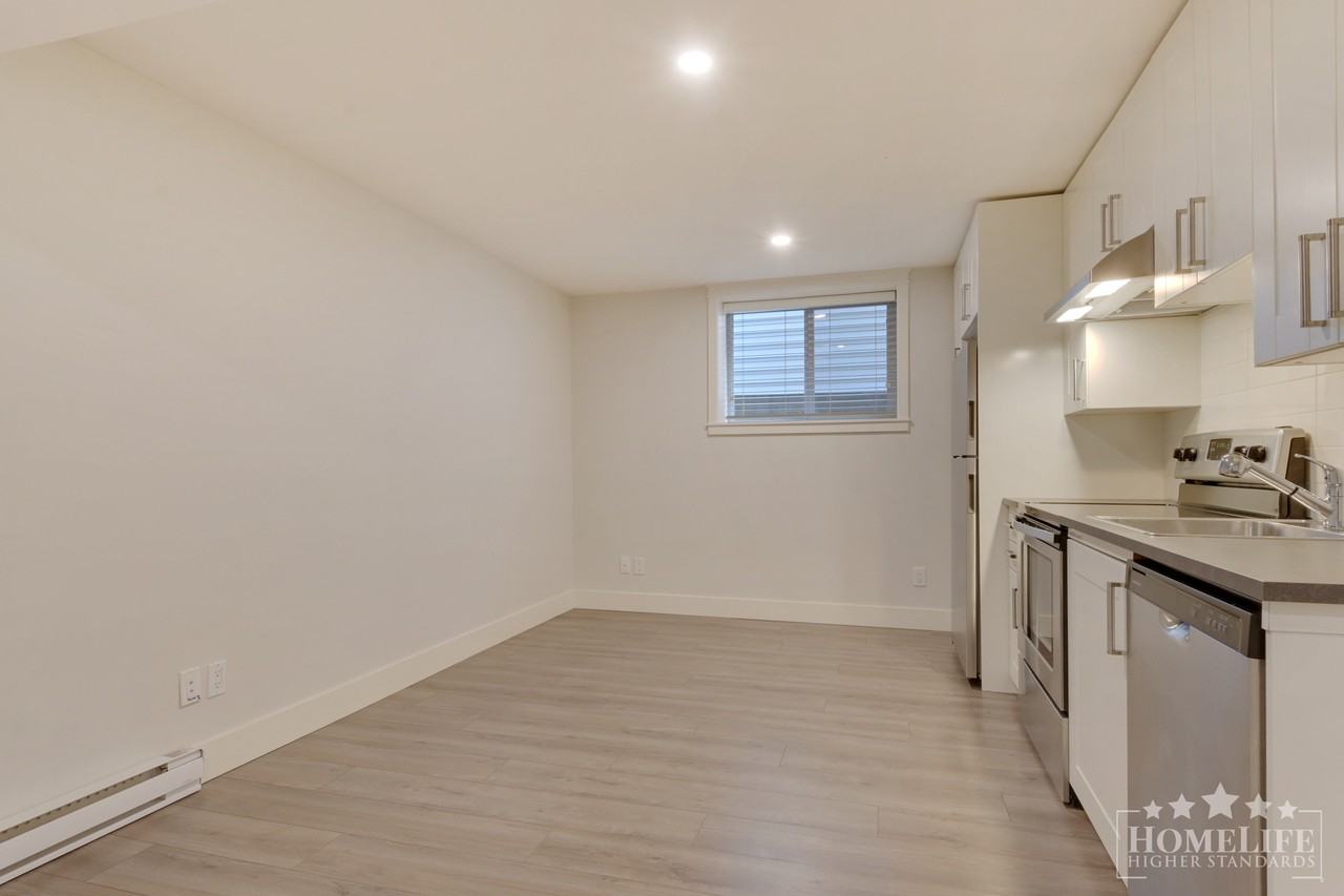 297 172A St - Photo 3 of 11