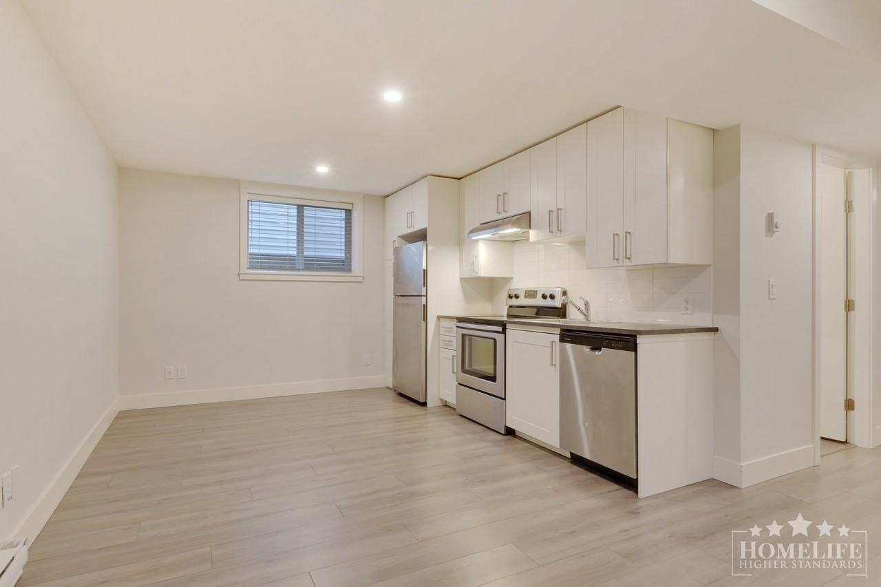 297 172A St - Photo 4 of 11