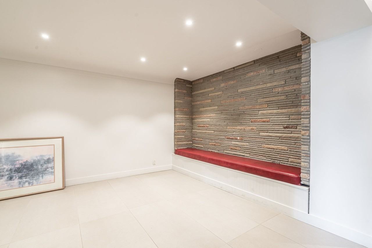 55-56 Eccleston Drive - Photo 2 of 12