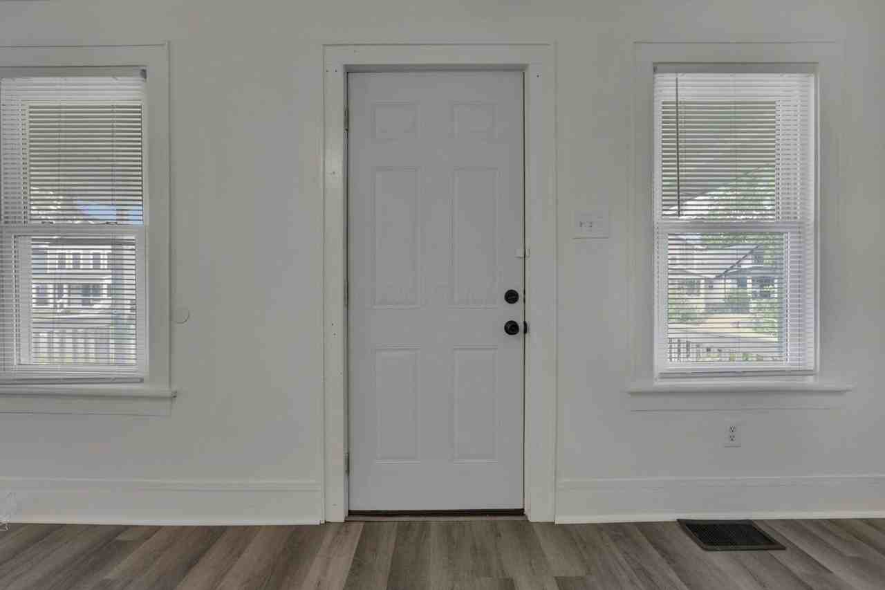 1411 Genessee Ave - Photo 4 of 34