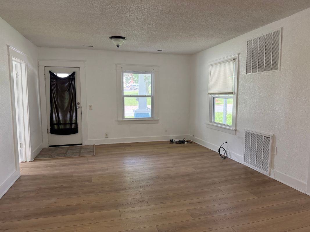 308 S Lillian Ave - Photo 4 of 13
