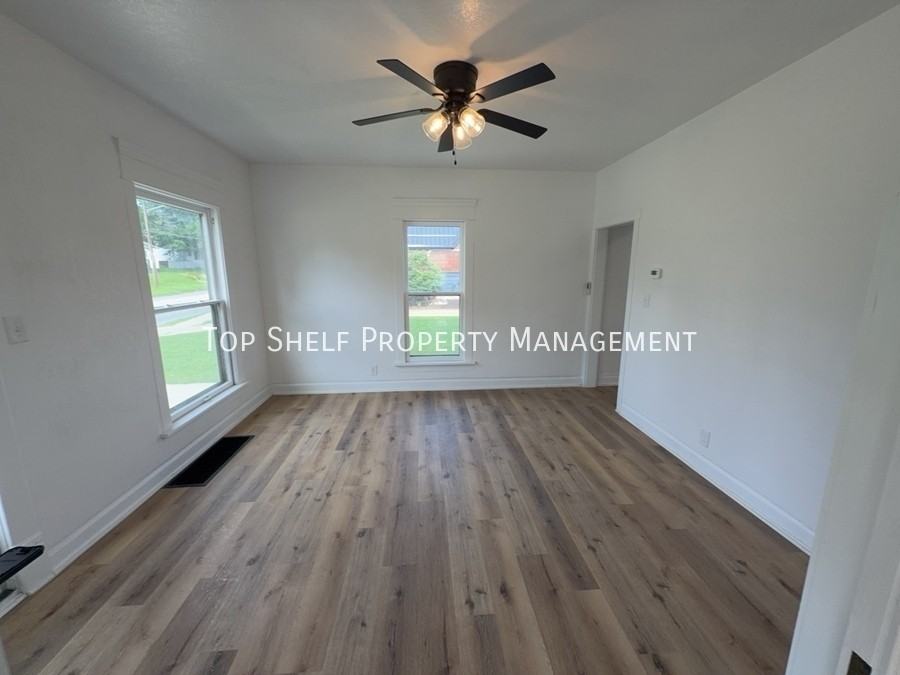 820 1st Ave E #A - Photo 2 of 9