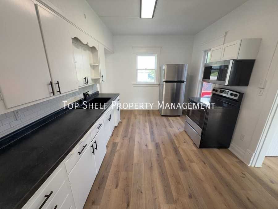 820 1st Ave E #A - Photo 3 of 9