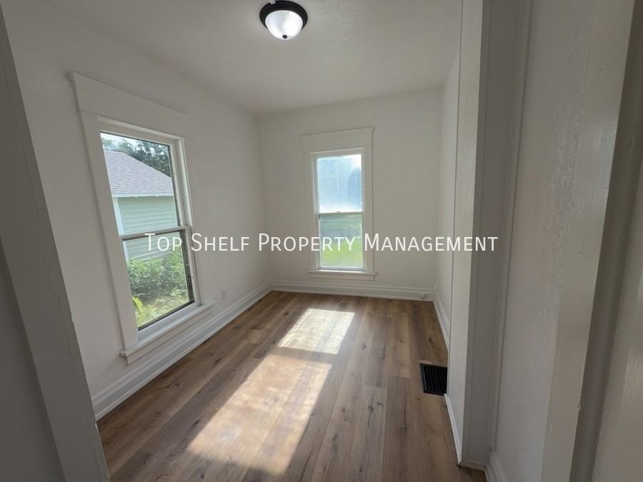 820 1st Ave E #A - Photo 4 of 9