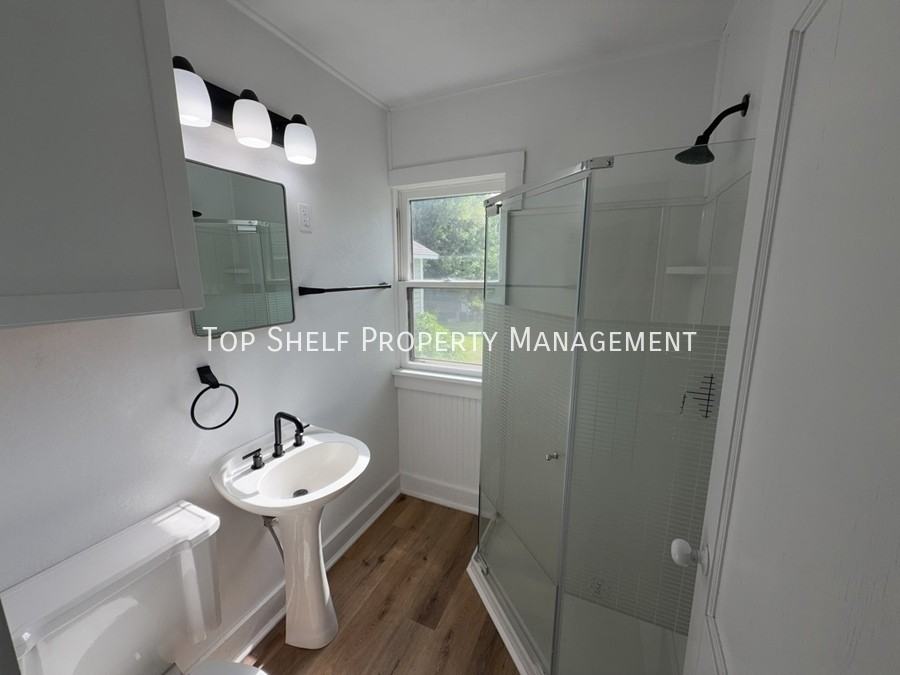 820 1st Ave E #A - Photo 5 of 9