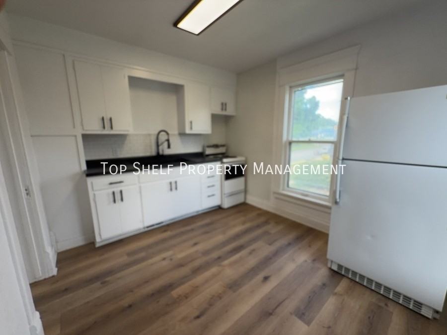 802 1st Ave E #B - Photo 3 of 8