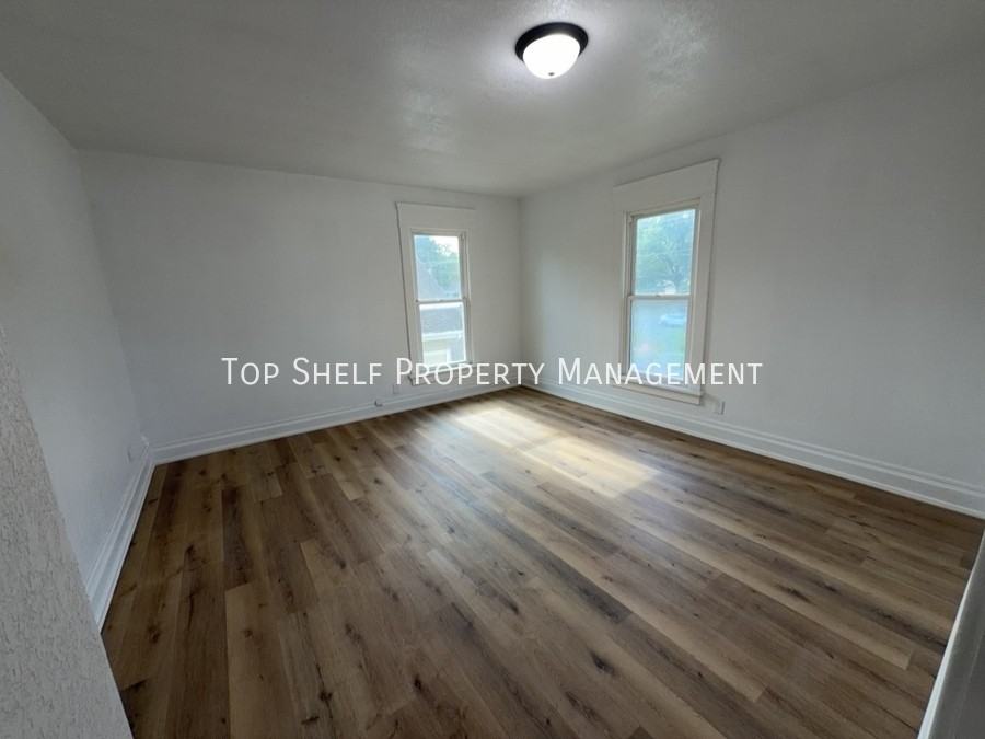 802 1st Ave E #B - Photo 4 of 8