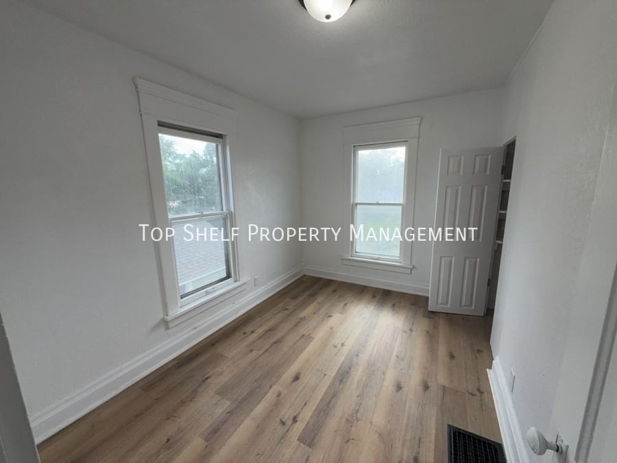 802 1st Ave E #B - Photo 5 of 8