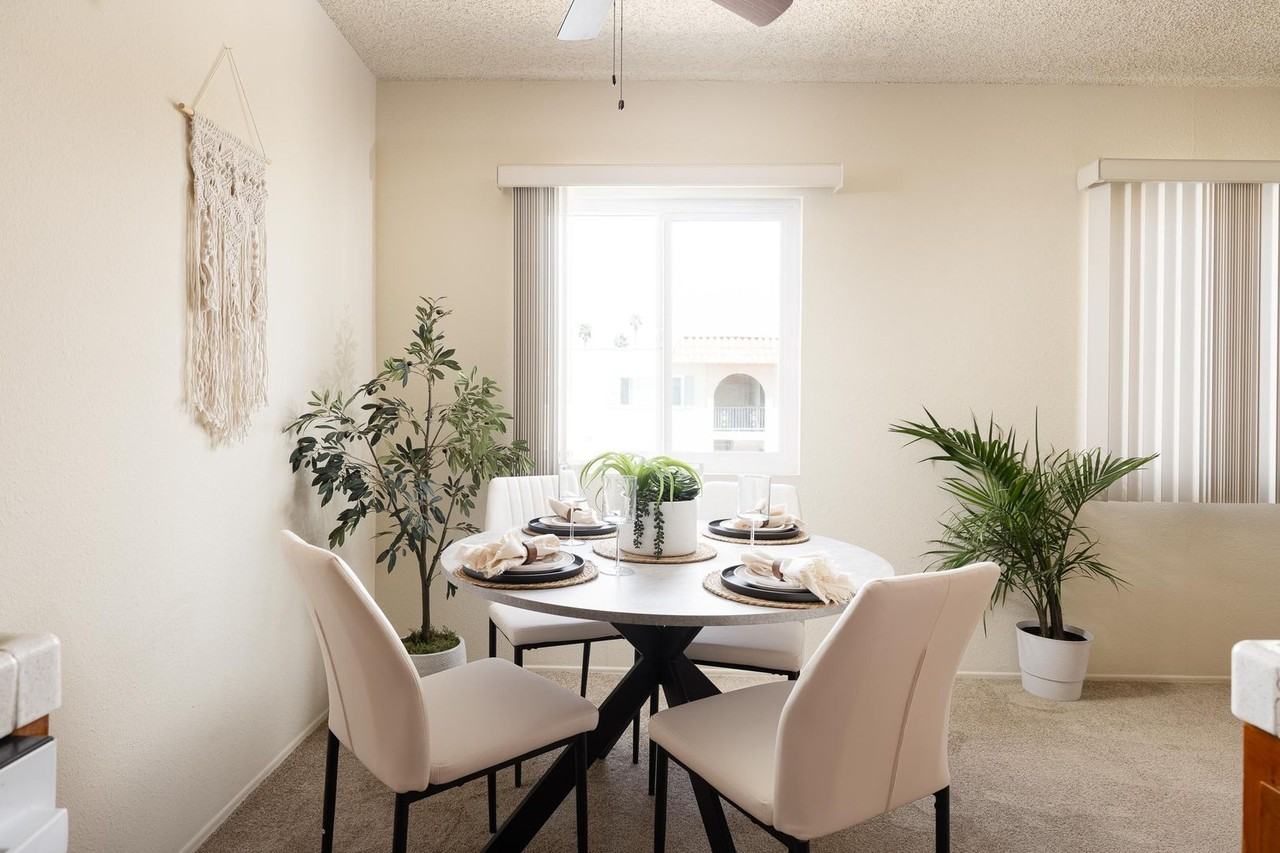 Casa De Windsor - Photo 4 of 25