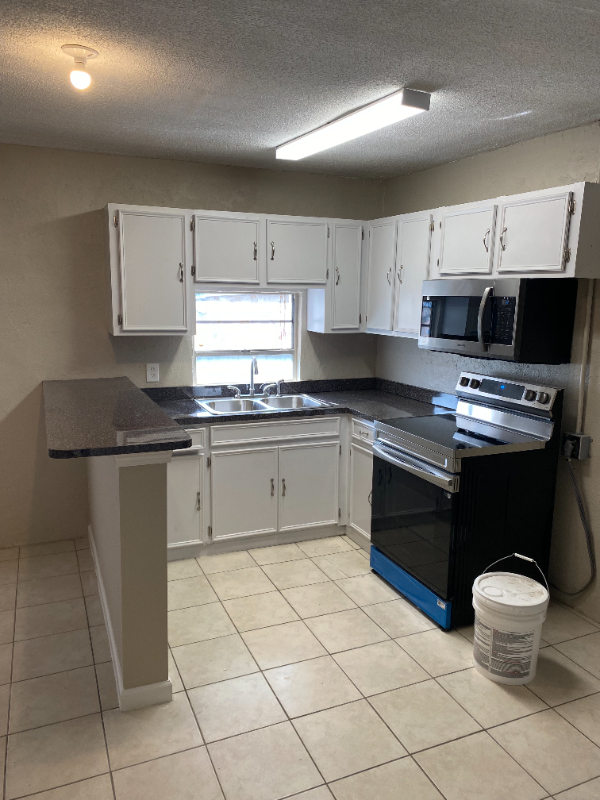 617 E Loop - Photo 6 of 22