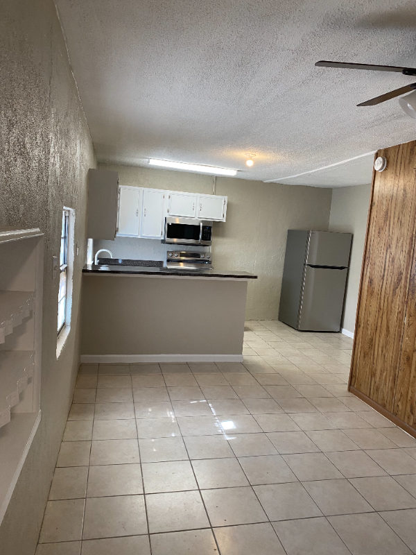 617 E Loop - Photo 7 of 22