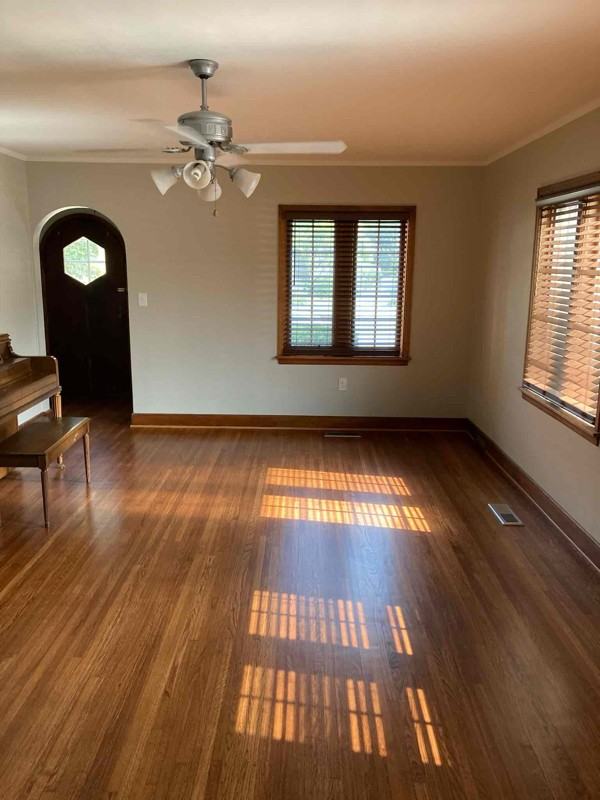 929 Broadway St - Photo 2 of 5