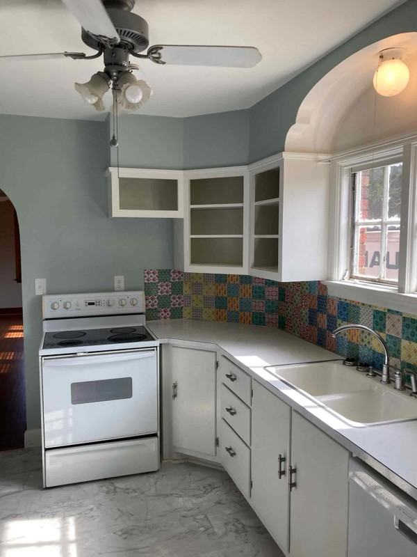 929 Broadway St - Photo 3 of 5