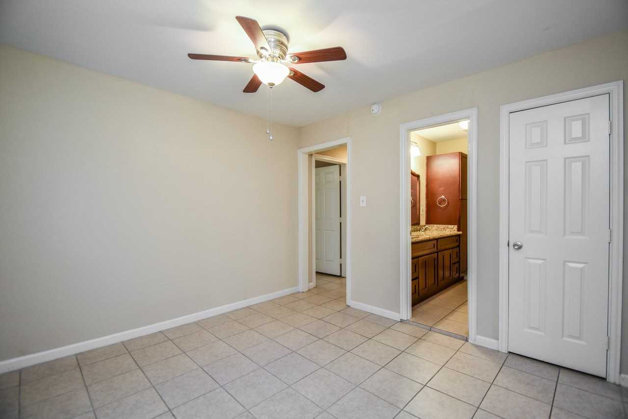 6430 Saxet St - Photo 5 of 20