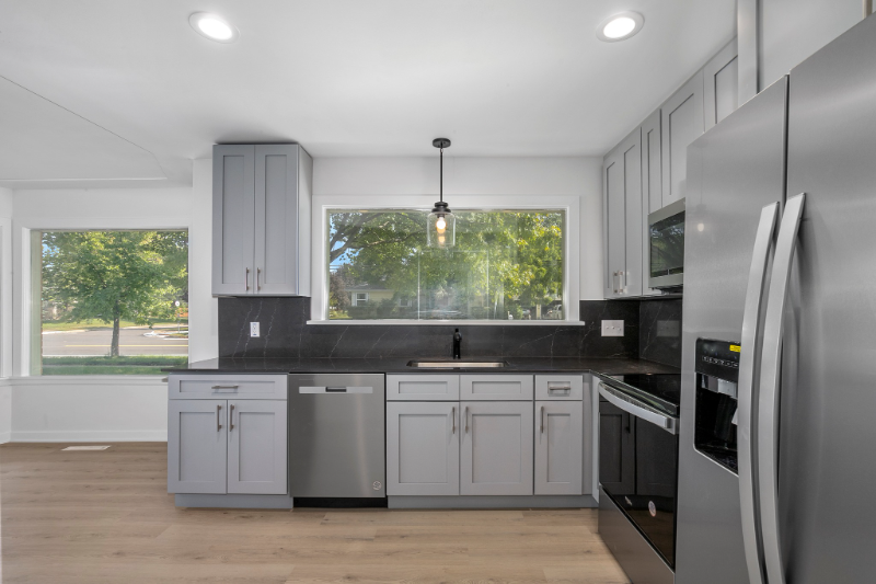 2635 Fuller Ave Ne - Photo 2 of 13