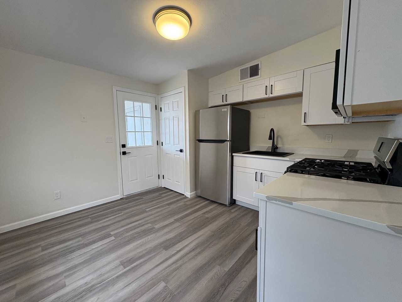211 E Lee St #1 - Photo 4 of 18