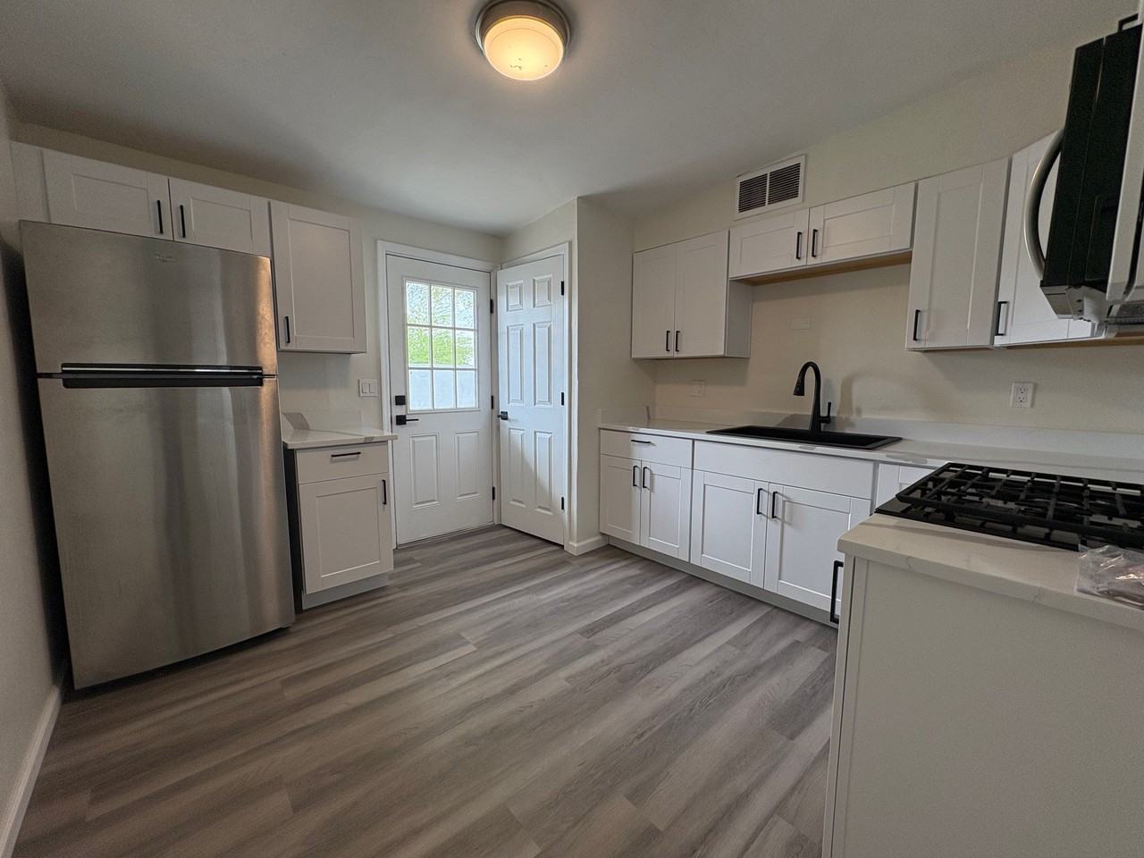 211 E Lee St #1 - Photo 5 of 18