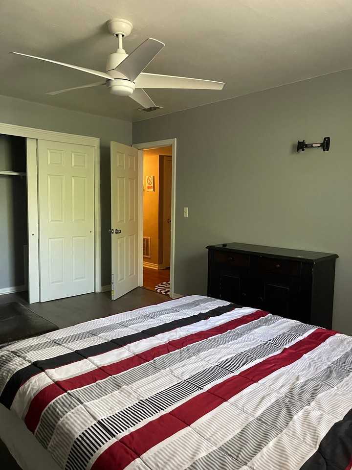 1169 W 28th St - Photo 4 of 4