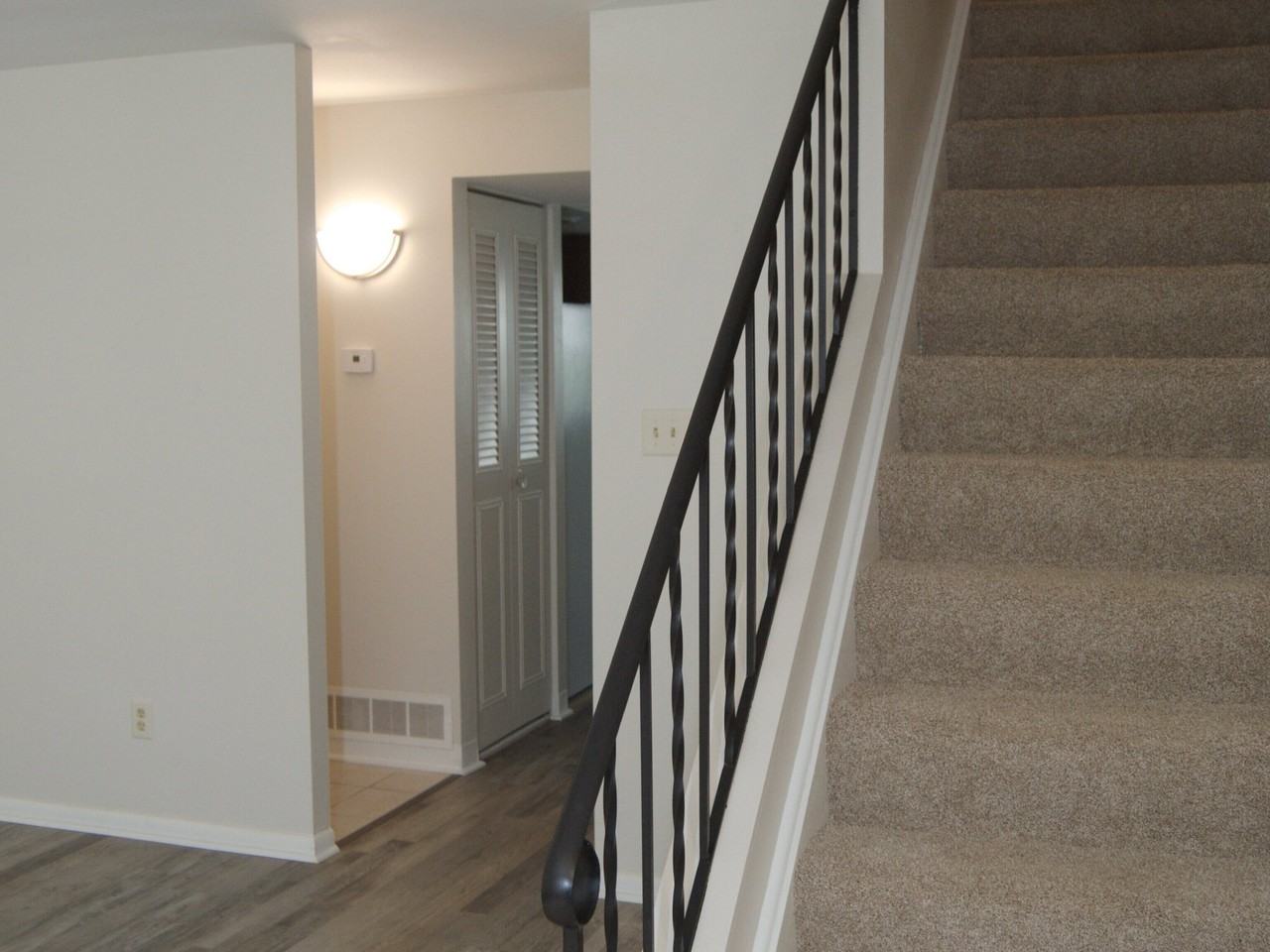 1623 Williamsburg Ln N - Photo 5 of 17