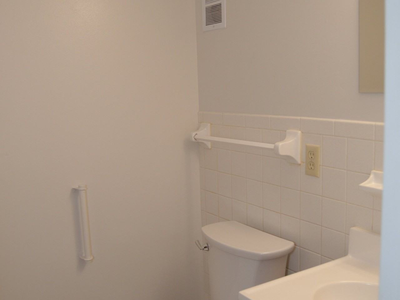 1623 Williamsburg Ln N - Photo 7 of 17