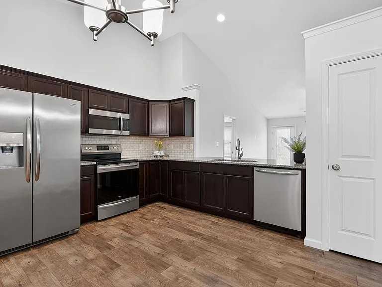 3272 Maitland Dr - Photo 4 of 20