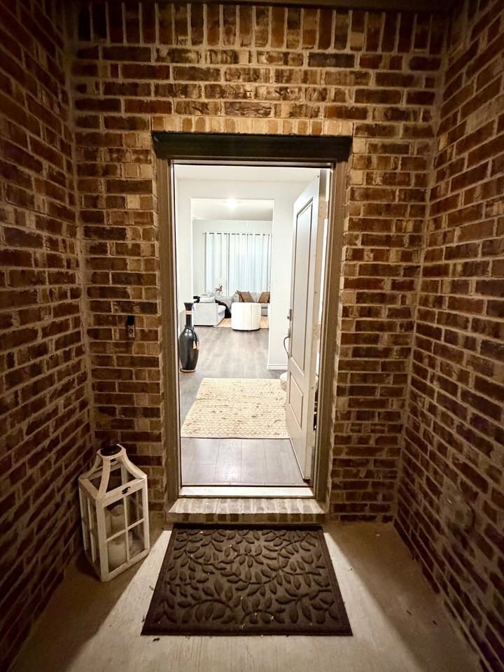 901 Goldenrod Ln - Photo 4 of 46