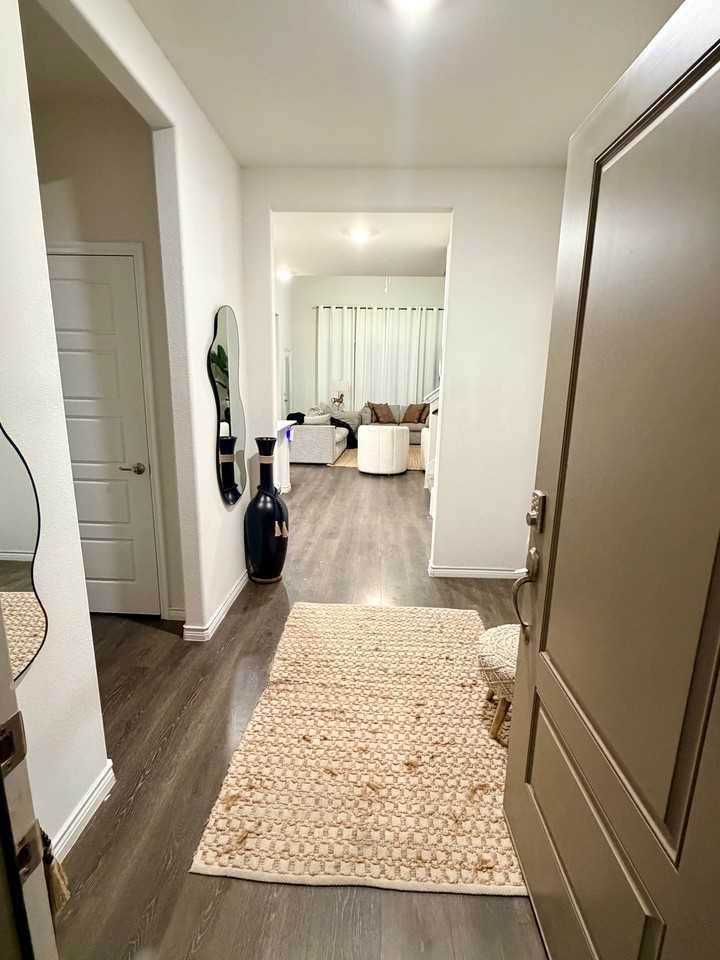 901 Goldenrod Ln - Photo 5 of 46