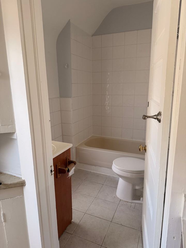4422 Bridgeview Ave - Photo 7 of 8