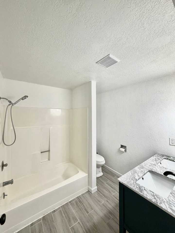 12507 42nd Ave Ne - Photo 2 of 3