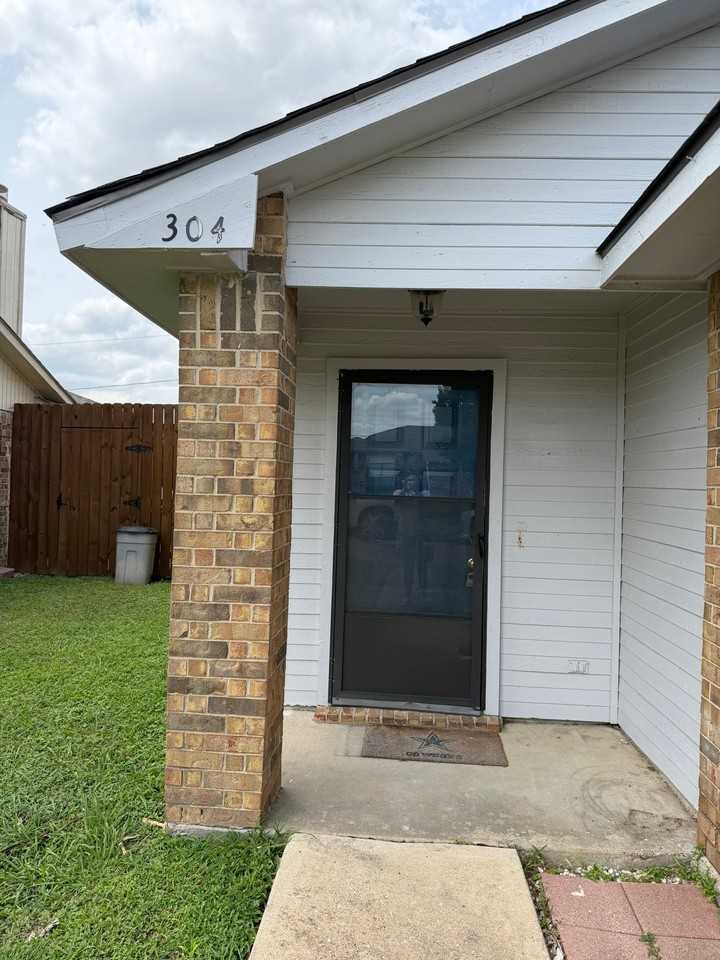 304 Gregory Ln - Photo 2 of 13