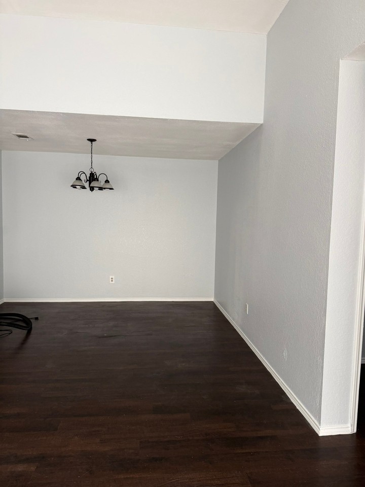 304 Gregory Ln - Photo 4 of 13