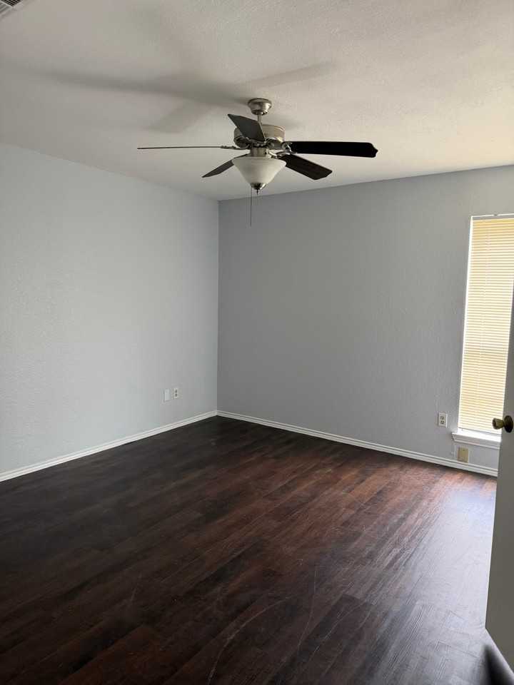 304 Gregory Ln - Photo 5 of 13